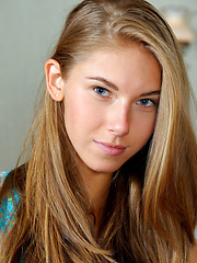 Erotic picture of Skinny girl from Russia shows shaved pussy
