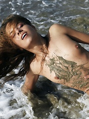 Erotic picture of Who looks sexy covered in mud and rolling in the water getting dirty, Altea that is who.