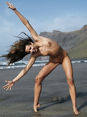 Erotic picture of Who looks sexy covered in mud and rolling in the water getting dirty, Altea that is who.