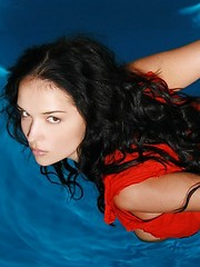 Erotic picture of Hot metart model Jenya in the pool