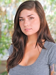 Erotic picture of Teen Lyanna outdoor flash