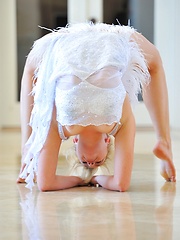 Erotic picture of Jessica the beautiful contortionist