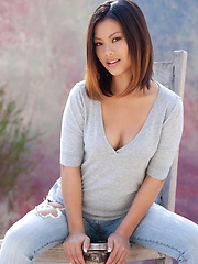 Erotic picture of Khyanna Song - reveals her mesmerizing body