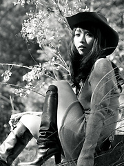 Erotic picture of Neo Asian babe has one of her best photo sessions out of house