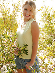 Erotic picture of Sexy teen plays naked among the dunes