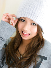 Erotic picture of Sahsha Asian doll is playful and can&acute;t decide between seasons