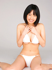 Erotic picture of An Mashiro Asian shows sexy curves in white lingerie for pics